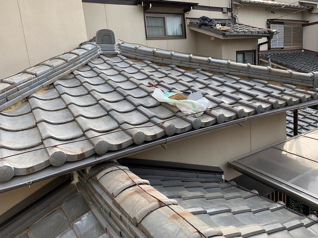 漆喰を撤去中
